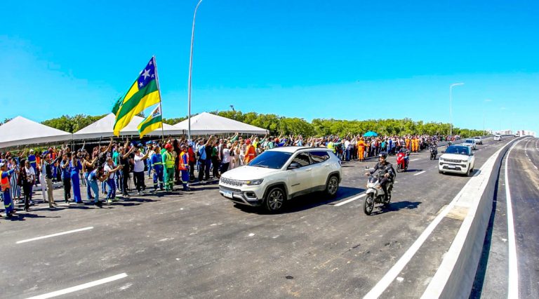 Em Aracaju, população celebra inauguração do viaduto do Complexo Viário Senadora Maria do Carmo Alves