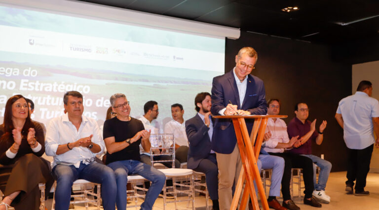 Governador de Sergipe entrega Plano Estratégico para Estruturação de Destinos Turísticos e Atração de Investimentos do estado
