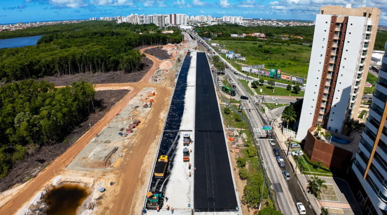 Viaduto do Complexo Viário Senadora Maria do Carmo Alves recebe pavimentação asfáltica
