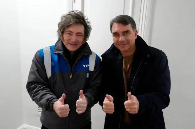 Milei recebe Flávio Bolsonaro e prevê avanço de ‘onda azul’ no Brasil ainda neste ano