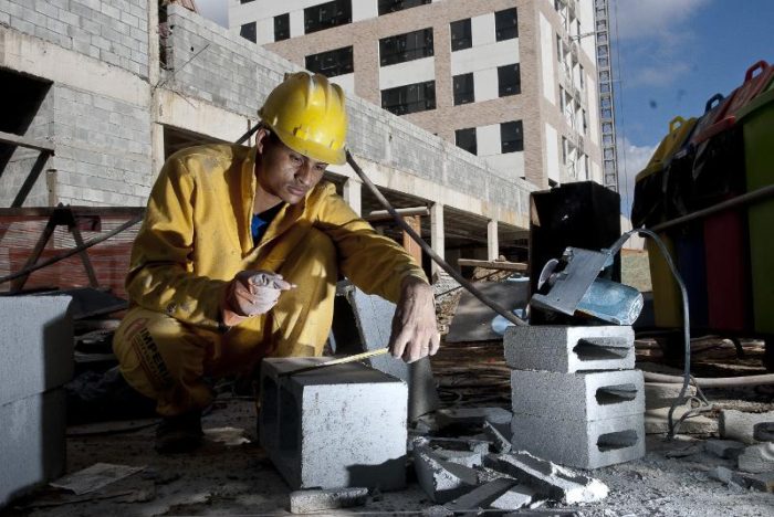 Trabalhadores priorizam salário e estabilidade à flexibilidade no horário, revela CNI