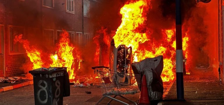Saiba mais sobre protestos anti-imigração que culminaram em violência na Irlanda do Norte