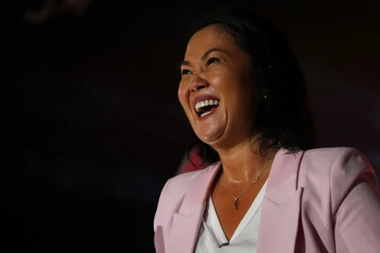 Após quase um mês de apuração, órgão eleitoral do Peru oficializa vitória de Keiko Fujimori, de direita, à Presidência do país