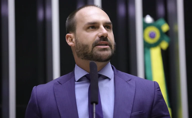 Eduardo Bolsonaro é demitido da PF por faltas injustificadas