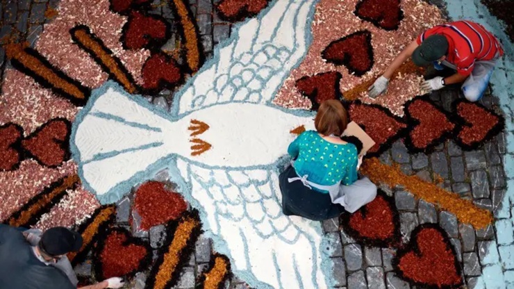 Qual a origem do feriado de Corpus Christi e como a data é celebrada no Brasil?