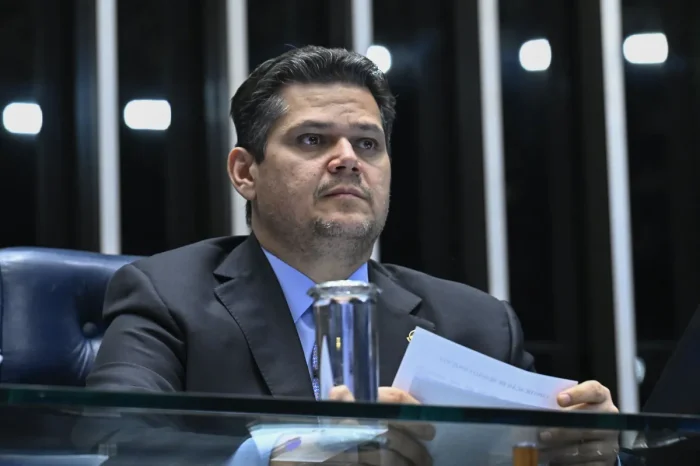 Alcolumbre envia PEC do fim da escala 6×1 para CCJ do Senado