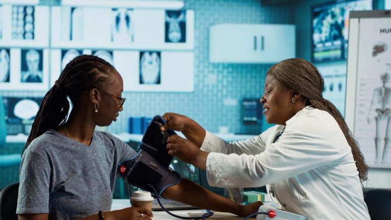 Desigualdade e racismo podem aumentar risco de doenças cardíacas em mulheres