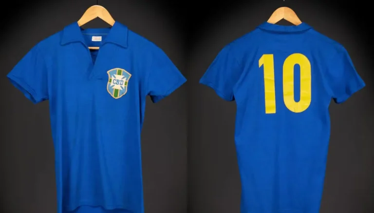 Camisa utilizada por Pelé na Copa do Mundo de 1958 vai para leilão com valor estimado de R$ 30 milhões