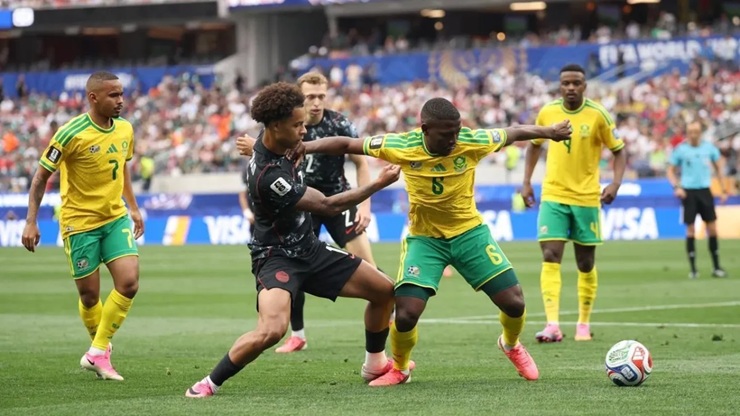 Canadá vence nos acréscimos e se classifica às oitavas da Copa do Mundo
