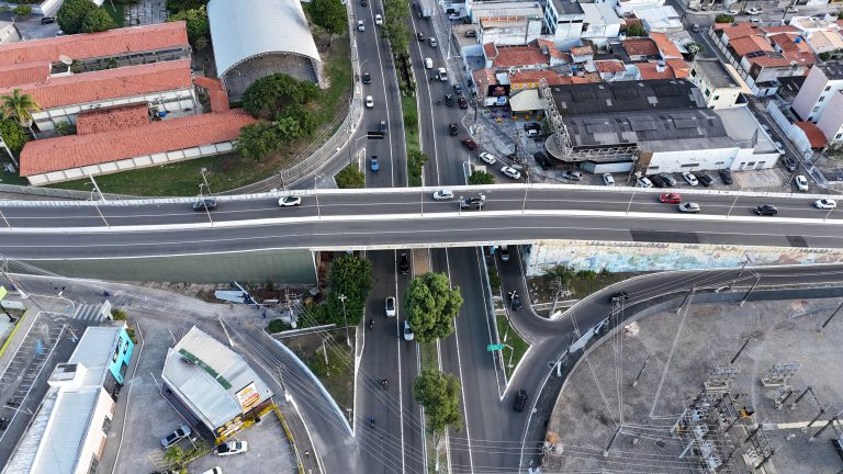 Trânsito sofre alterações com avanço de obras no viaduto da avenida Francisco Porto