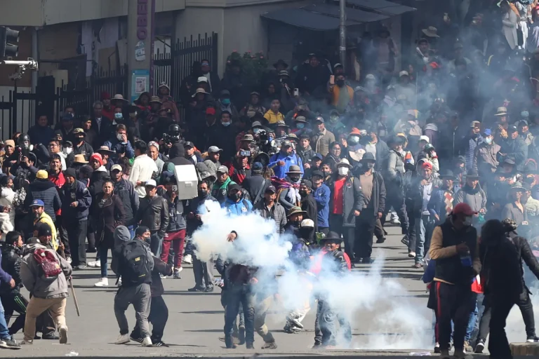 Senado da Bolívia aprova lei que regulamenta estados de exceção, diante de protestos violentos contra o presidente Rodrigo Paz há mais de um mês