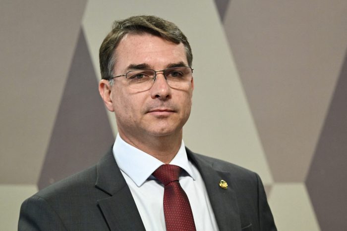 Flávio Bolsonaro afirma que Centrão não o apoia devido a pressões de autoridades em Brasília