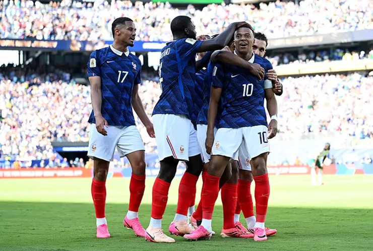 Com dois de Mbappé, França bate Senegal na estreia da Copa