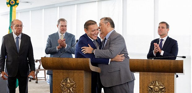 Dino toma posse como ministro substituto do TSE