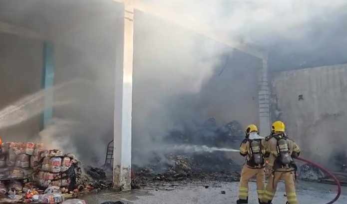 Incêndio atinge distribuidora de alimentos em Socorro e mobiliza várias equipes do CB