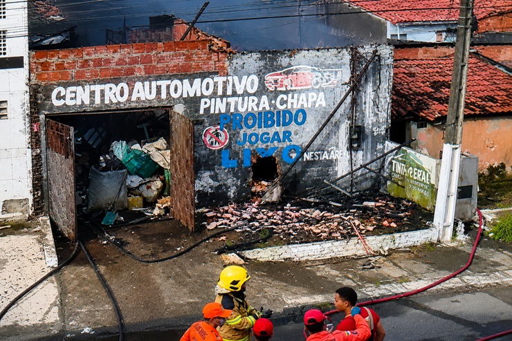 Incêndio em depósito de recicláveis mobiliza Bombeiros no bairro América