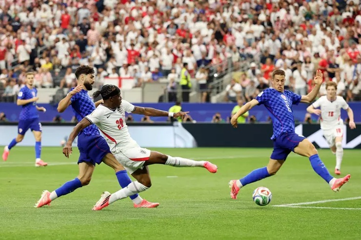 Com força ofensiva, Inglaterra bate Croácia por 4 a 2 na estreia