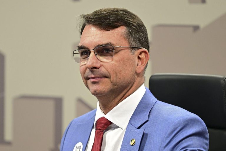 Caso seja eleito à Presidência da República, Flávio Bolsonaro promete fim de reeleição e revogação de reforma tributária
