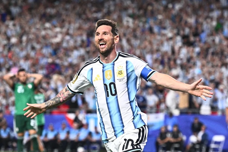 Messi marca três, iguala Klose e comanda vitória da Argentina na estreia