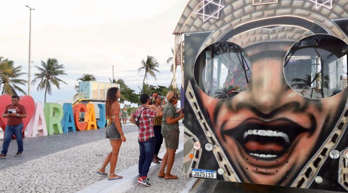 Em Aracaju, Gonzagão Itinerante encanta turistas e visitantes com passeio junino autêntico pela Orla da Atalaia
