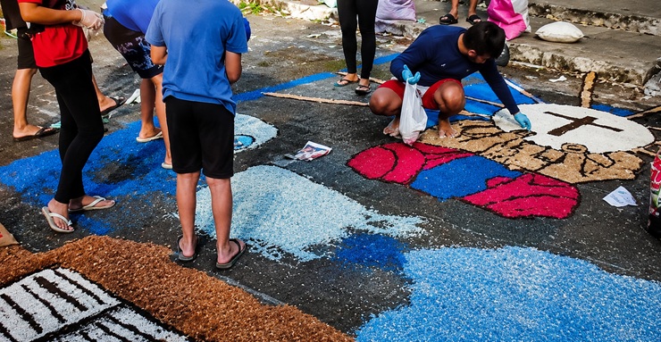 Fiéis mantêm tradição dos tapetes de Corpus Christi em São Cristóvão