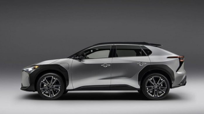 Toyota lança primeiro veículo 100% elétrico no Brasil