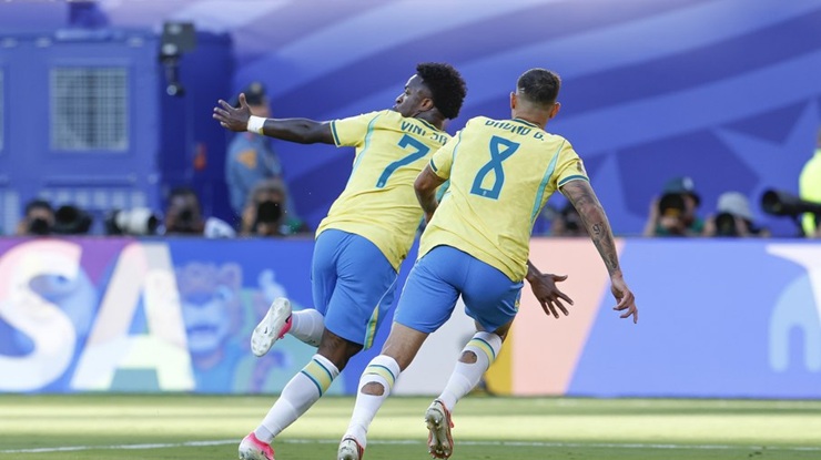 Seleção domina, bate Escócia e se classifica em primeiro no Grupo C