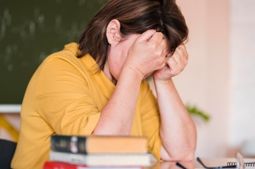 Brasil lidera ranking de violência contra professores, aponta relatório da OCDE