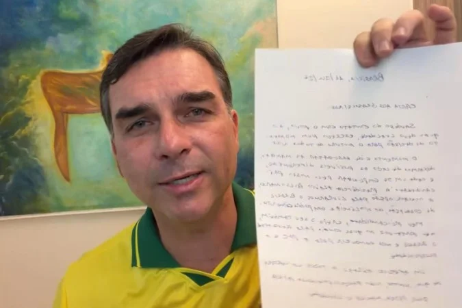 Defesa se manifesta e diz que Bolsonaro não sabia que carta seria publicada por Flávio
