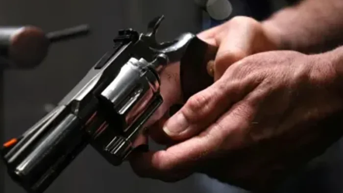 Mortes violentas recuaram 8,2% no Brasil em 2025, porém feminicídios aumentaram
