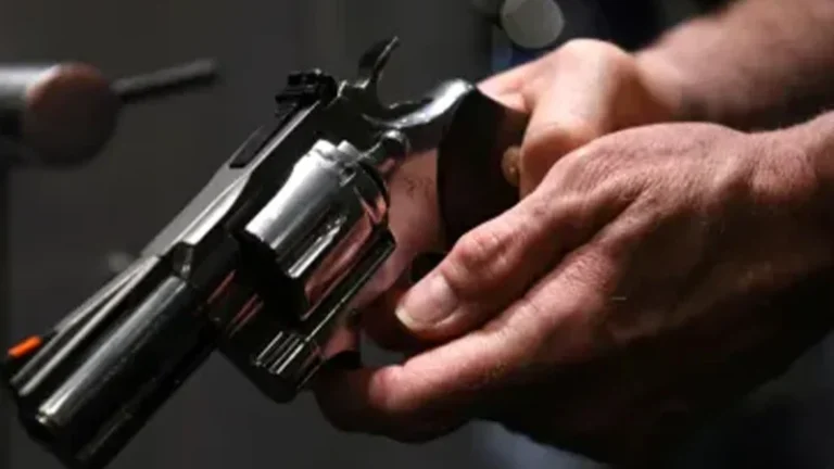 Mortes violentas recuaram 8,2% no Brasil em 2025, porém feminicídios aumentaram
