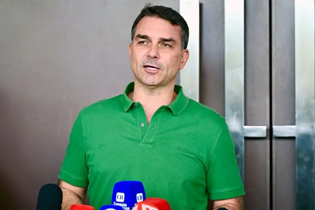 Flávio Bolsonaro acusa Moraes de intervir nas eleições após proibição de visitas ao pai