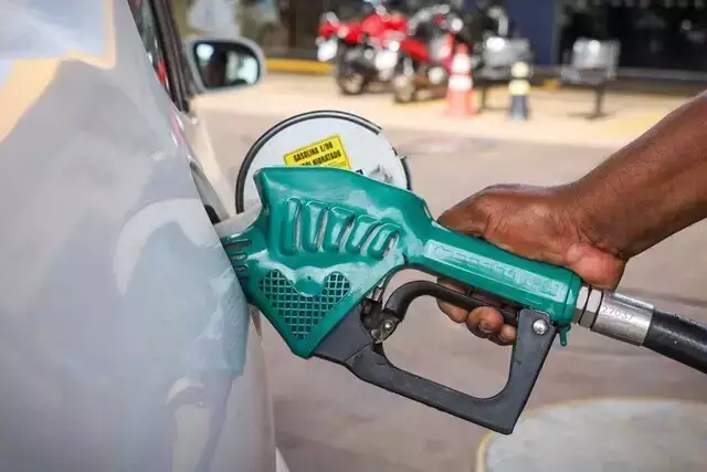 Após ofensivas entre EUA e Irã, governo federal adia fim de subsídio da gasolina
