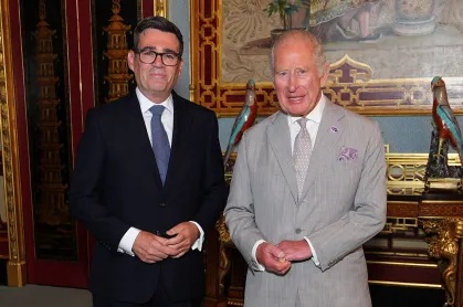 Andy Burnham se torna premiê do Reino Unido após encontro com rei Charles