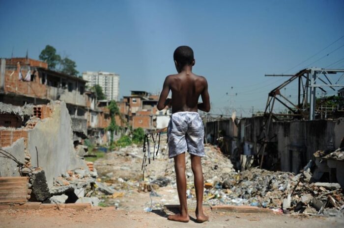 Desigualdades afastam milhões de jovens da escola e do mercado de trabalho