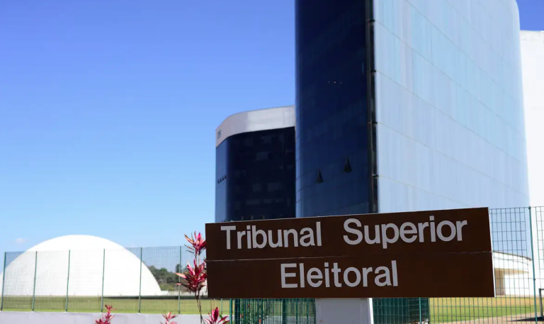 Sem lei específica, IA e desinformação preocupam Justiça Eleitoral