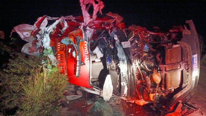 Ambulância do Samu bate de frente com caminhão após desviar de animal e deixa dois mortos