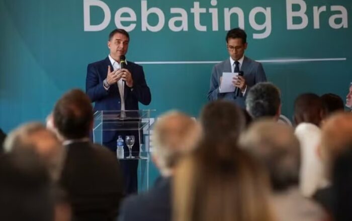 Após citar dados falsos sobre urnas, Flávio diz não duvidar do processo eleitoral