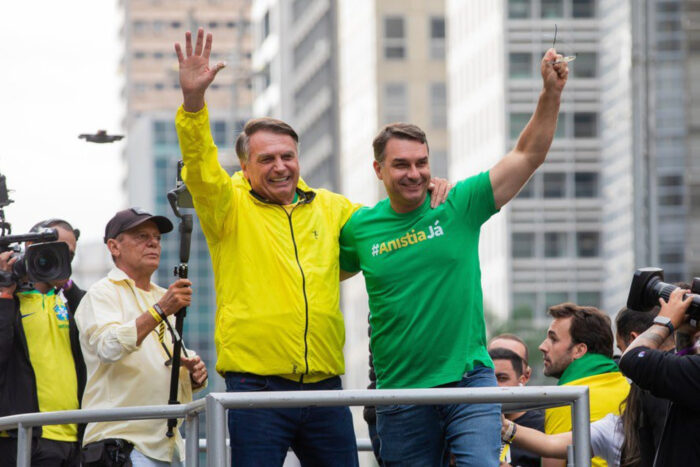 Moraes suspende visitas de Flávio a Jair Bolsonaro por 90 dias