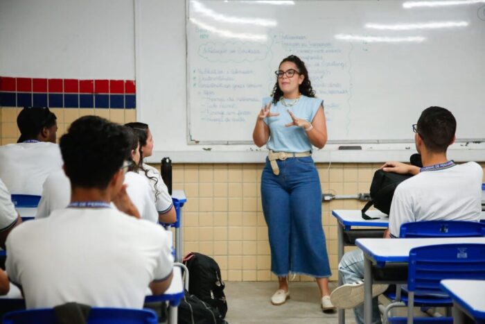 Lei sancionada garante licença remunerada para pós-graduação de professores da rede pública