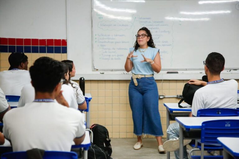 Lei sancionada garante licença remunerada para pós-graduação de professores da rede pública