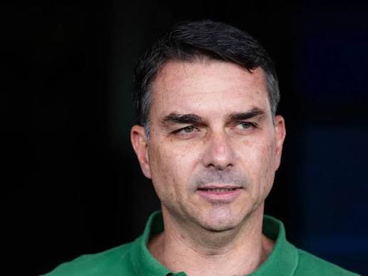 PF cogita pedir inclusão de Flávio Bolsonaro em lista de difusão prateada da Interpol