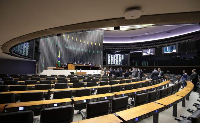 Câmara dos Deputados aprova suspensão de prescrição para condenado que fugir da prisão