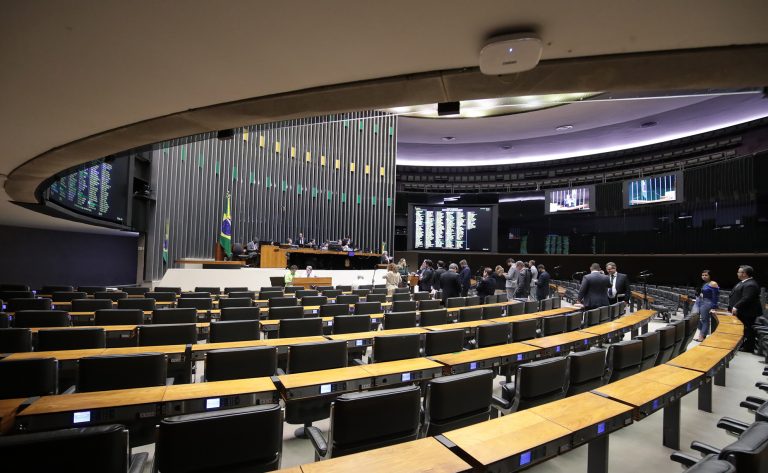 Câmara dos Deputados aprova suspensão de prescrição para condenado que fugir da prisão