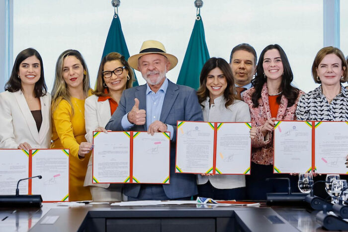 Lula sanciona leis e decretos voltados para mulheres, como o ‘Pix Pensão’