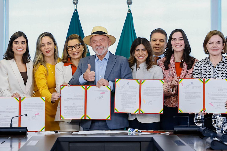 Lula sanciona leis e decretos voltados para mulheres, como o ‘Pix Pensão’