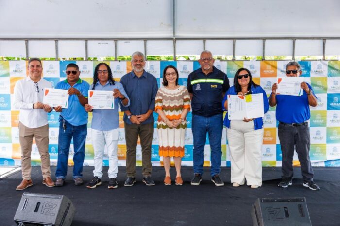Prefeita de Aracaju entrega Termos de Autorização para o Transporte Complementar Urbano na capital
