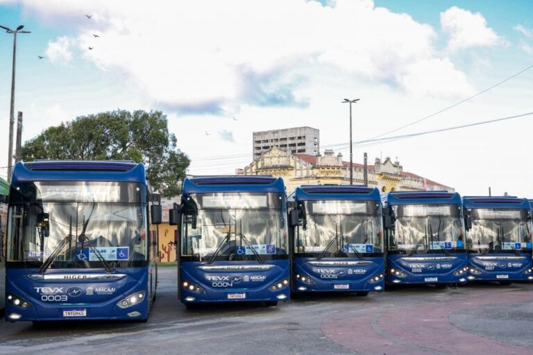 Prefeita de Aracaju entrega mais 15 ônibus elétricos à população e anuncia novos investimentos no transporte coletivo