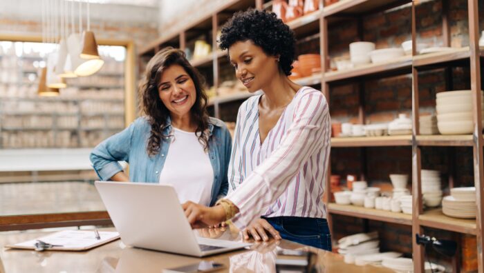 Micro e pequenas empresas lideram contratação de mulheres e apresentam menor disparidade de renda