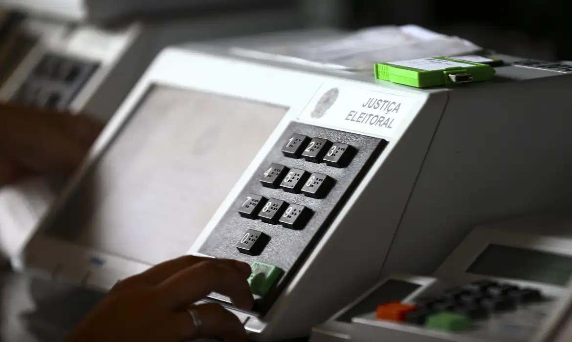 DA OBRIGAÇÃO DE VOTAR E SUA ISENÇÃO CONSTITUCIONAL